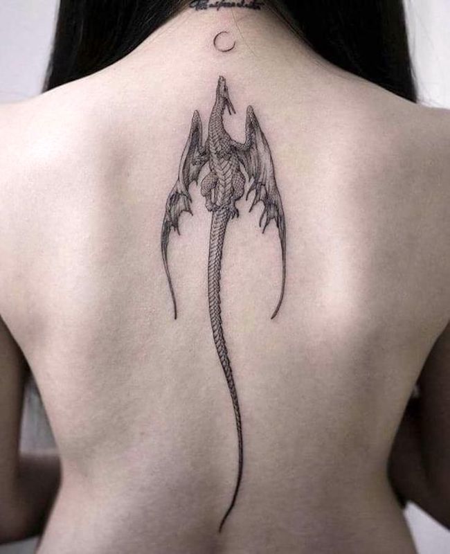 Tatuaggio luna e drago sulla schiena - migliori tatuaggi di drago per donne e ragazze