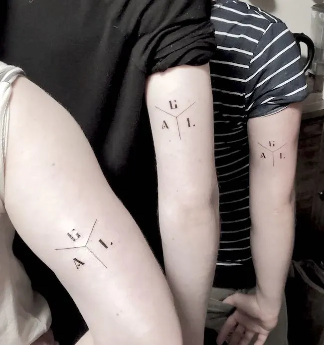 Tatuaggi con le iniziali per fratelli e sorelle di @anyakalnins49