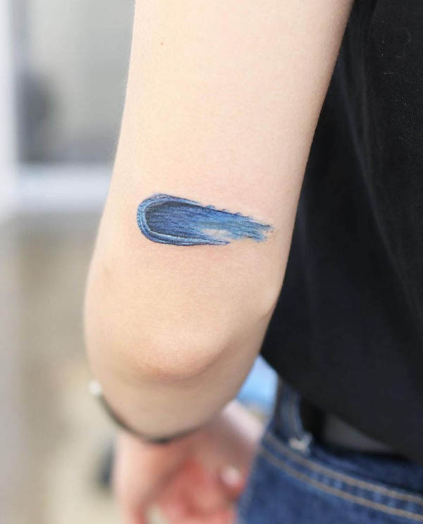 Tatuaggio a pennello sul gomito di @wittybutton_tattoo