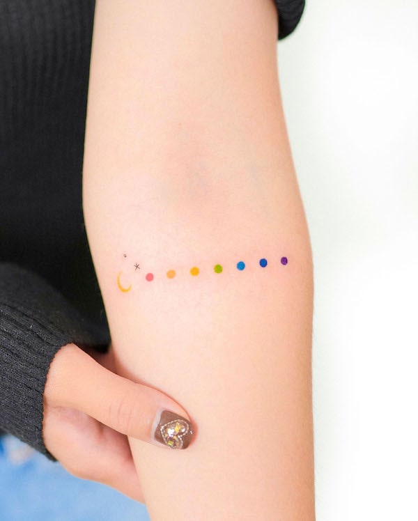 Tatuaggio con luna e stelle con punti arcobaleno di @thedayafter_tat2