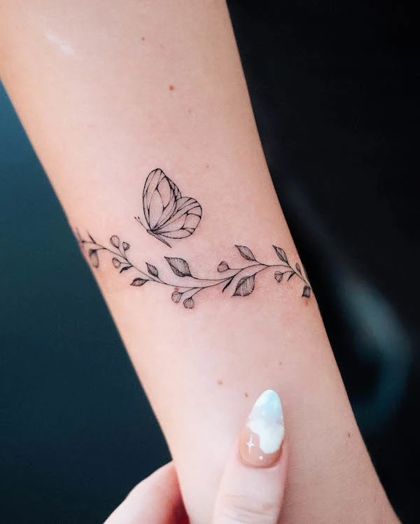 Farfalla bracciale floreale tatuaggio da @bunami.ink