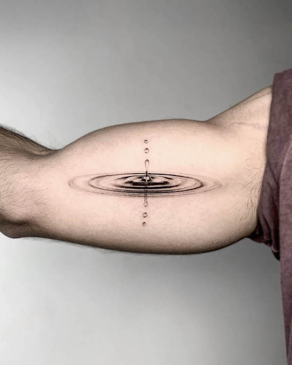 Tatuaggio di una goccia d'acqua sul bicipite da @kerem.g.tat