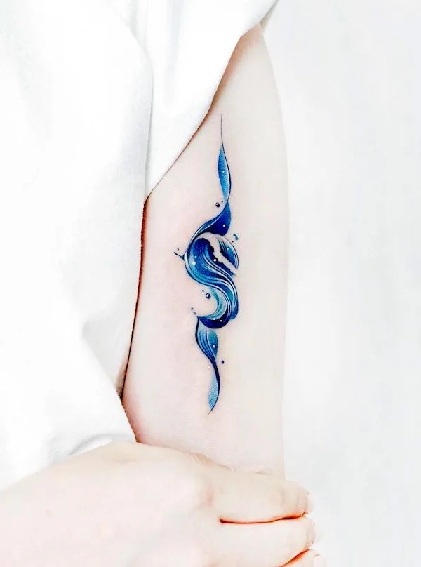 Stupendo tatuaggio a forma di acqua sulla parte superiore del braccio da @foret_tattoo