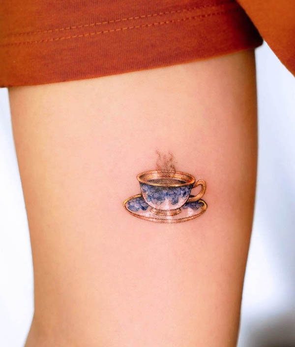 Bellissimo tatuaggio di tazza di caffè in porcellana di @marcelabadolatto