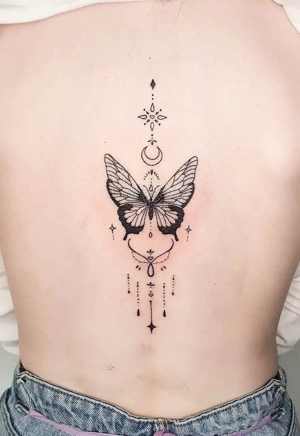 Tatuaggio farfalla ornamento della colonna vertebrale di @lauralacombretattoos