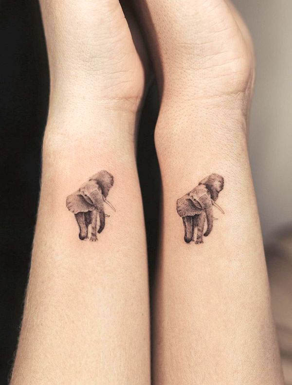 Tatuaggi da polso di elefanti abbinati di @clealtattoo