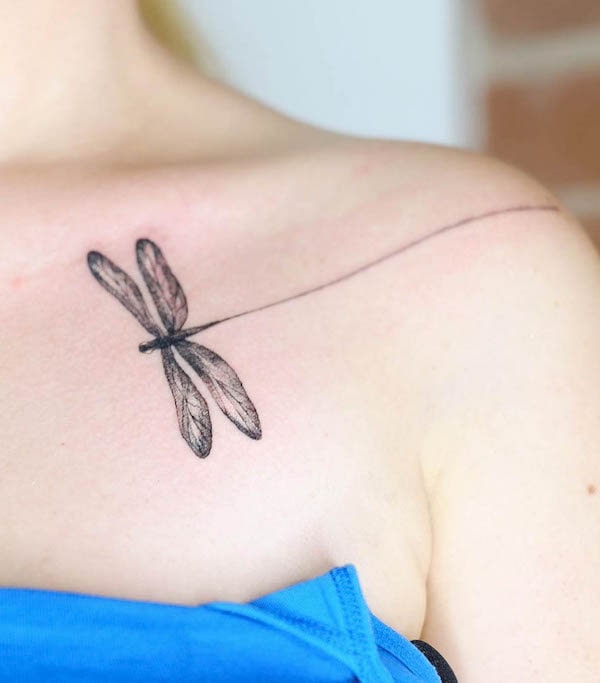 Tatuaggio Dragonfly su spalla e clavicola di @michelle.wilinski