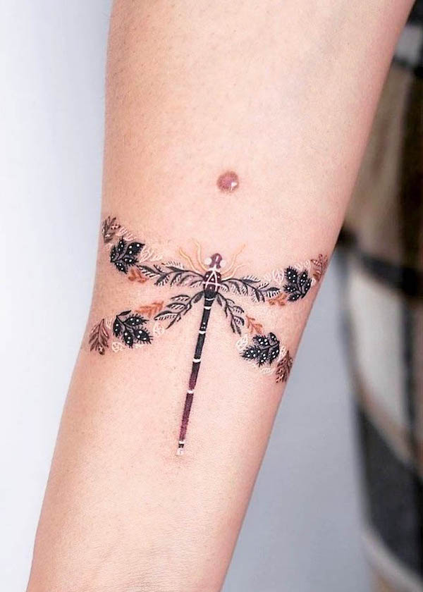 Tatuaggio estetico Dragonfly di @baronart_jackie