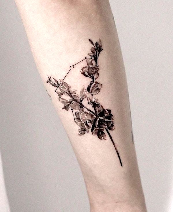 Tatuaggio realistico a forma di fiore della costellazione dell'Ariete
