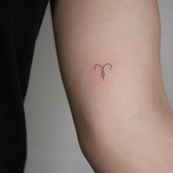 Un simbolo astrologico dell'Ariete minimalista tatuato da @annaleatattoo