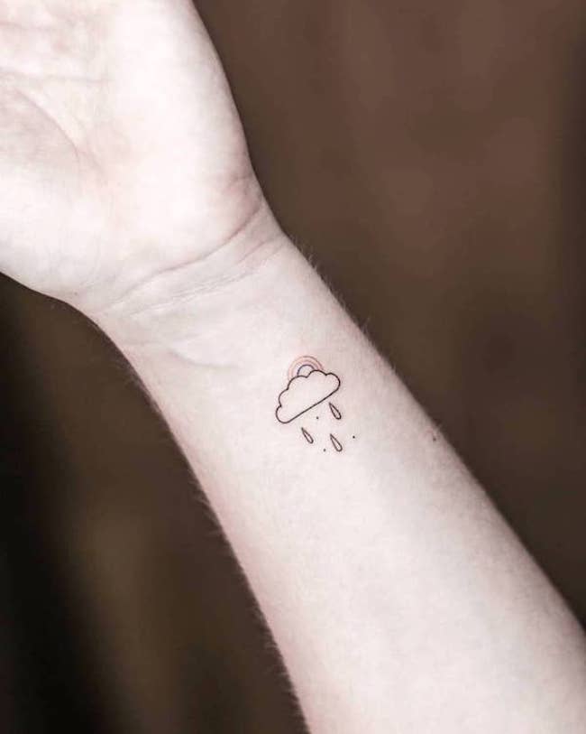 Tatuaggio da polso Sunshine after rain di @danirg.home