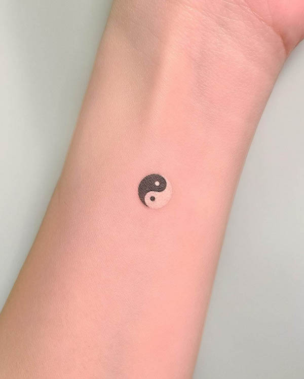 Tatuaggio del polso yin yang in bianco e nero di @nientattoo