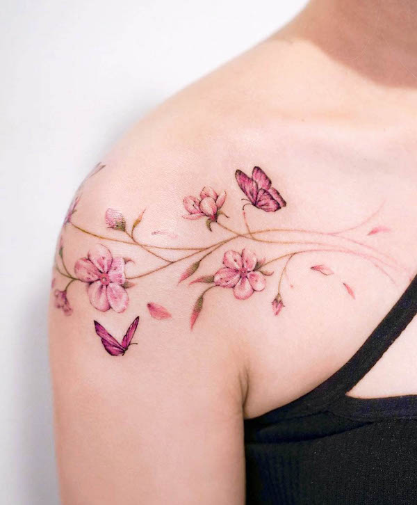 Rami di ciliegio e farfalle tatuati da @o.ri_tattoo
