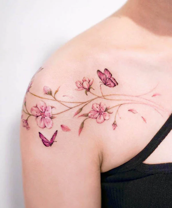Rami di ciliegio e farfalle tatuati da @o.ri_tattoo