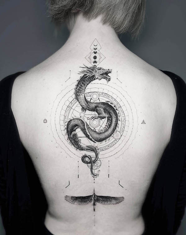 Tatuaggio con drago e aquila sulla schiena di @xsonseven