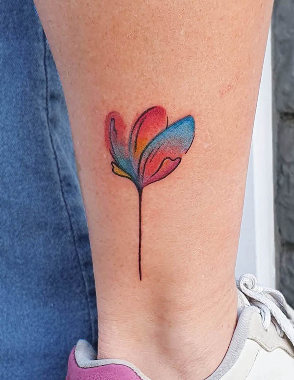 Tatuaggio semplice con fiori acquerellati di @naim_tats