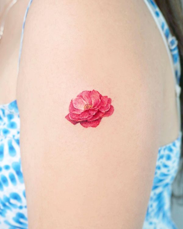 Tatuaggio del braccio con rosa minuscola di @tilda_tattoo