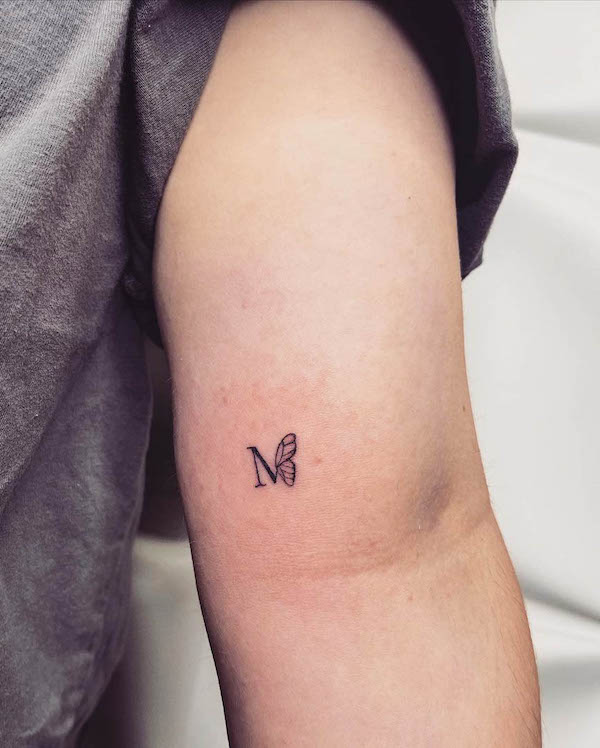 Tatuaggio con iniziale di farfalla di @sarahadskey