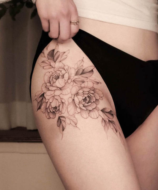 Fiori neri e grigi di @saku.tatt_