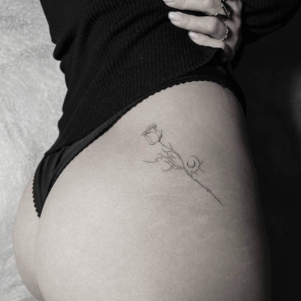 tatuaggio di fianchi e cosce con rosa di @jakenowicz