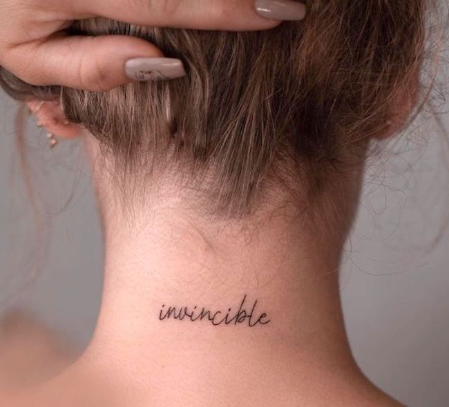 tatuaggio invincibile con una sola parola da @pavlenko.ink