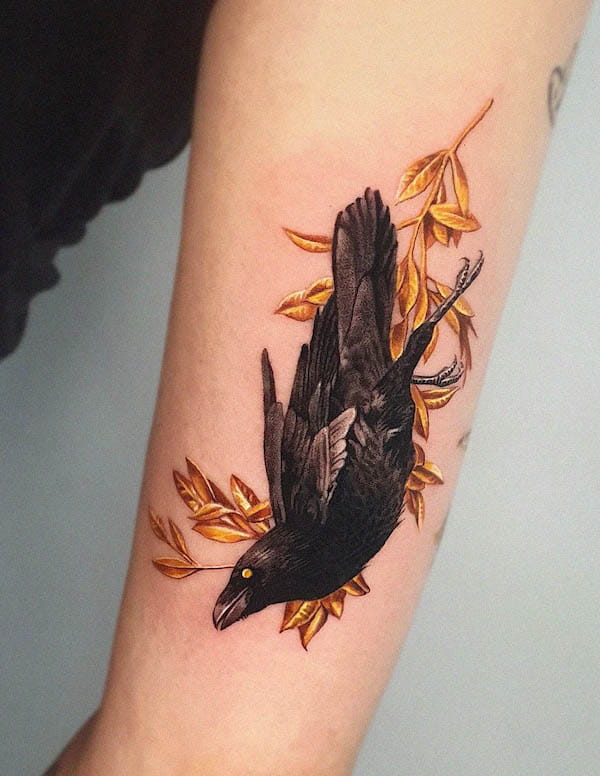Tatuaggio con foglie d'oro e corvo di @jiro_painter