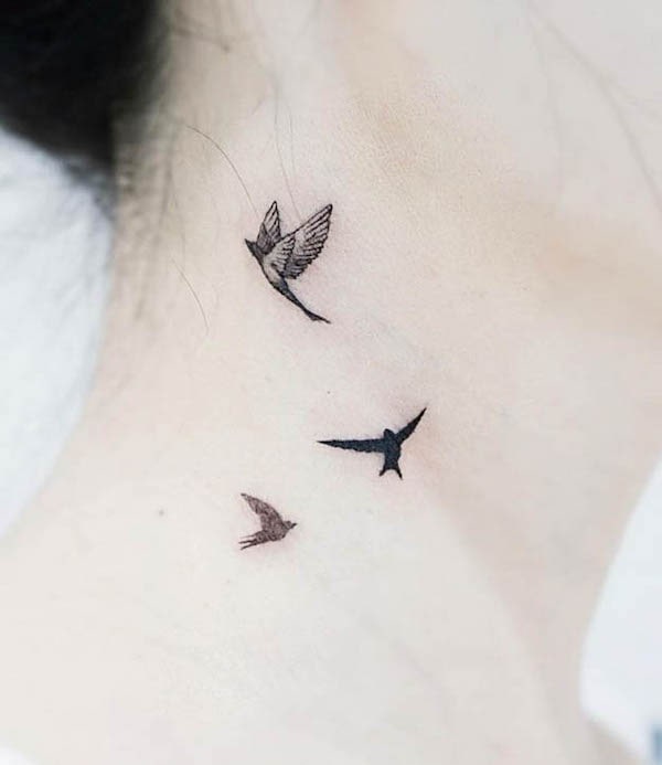 Piccolo e semplice tatuaggio di uccelli volanti di @barim_tale