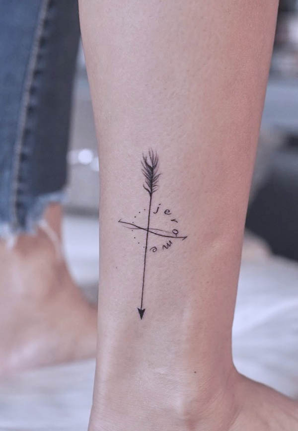 Tatuaggio alla caviglia con nome e freccia di @suwonink