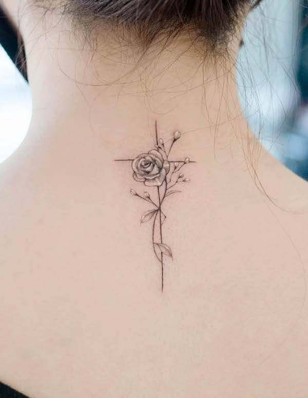 Rosa e croce sulla nuca di @arese_tattoo