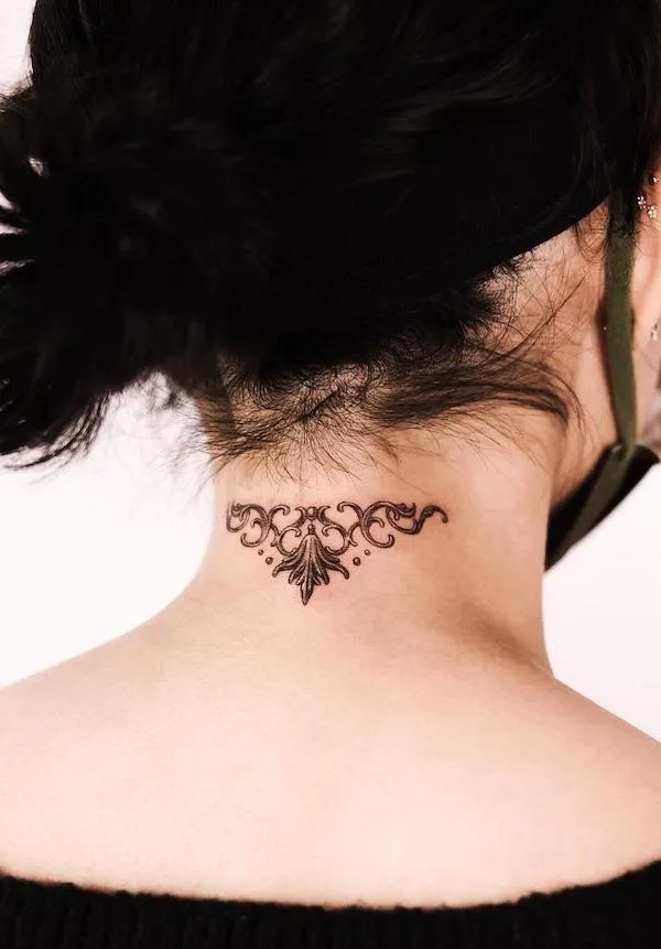 Tatuaggio ornamentale vintage sul collo da @auua.tattoo