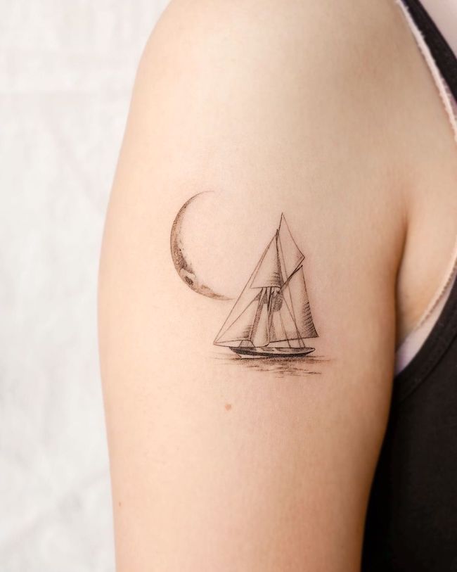 Going home_ barca a vela e luna tatuaggio di @hansantattoo- Tatuaggi di classe in bianco e nero sulla spalla per le donne