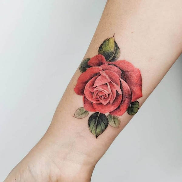 Tatuaggio simbolico dell'amore con la rosa di @dreamhandstattoostudio