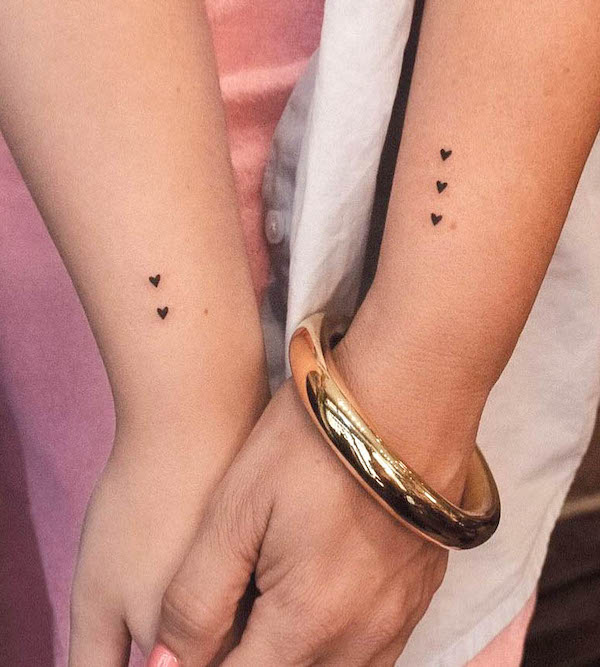 Tatuaggi madre figlia con piccoli cuori di @tavi_tattoo