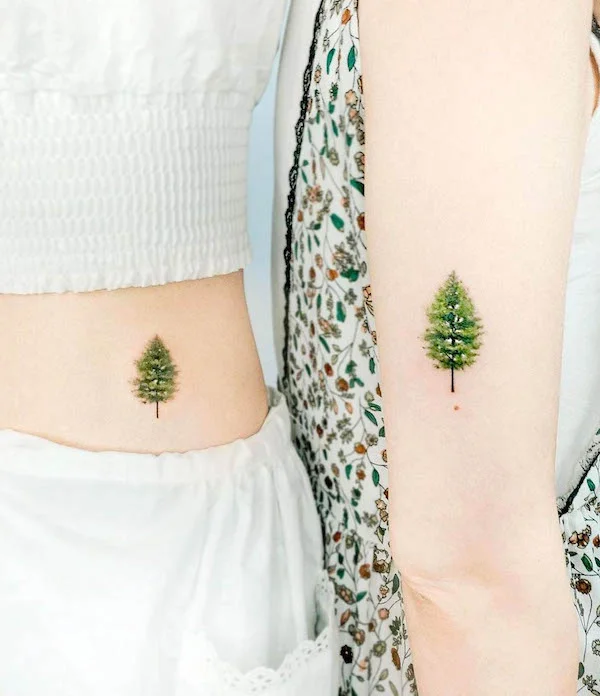 Tatuaggi di alberi madre-figlia di @tattooist_today_do