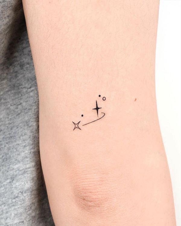 Tatuaggio semplice e piccolo di @choiyun_tattoo
