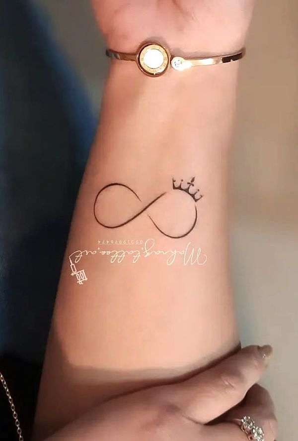 Tatuaggio Corona e infinito di @mahnaz.tattoo.art_