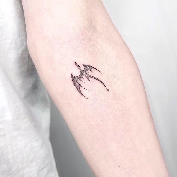 Tatuaggio di un piccolo drago all'interno del braccio di @yura_tatt
