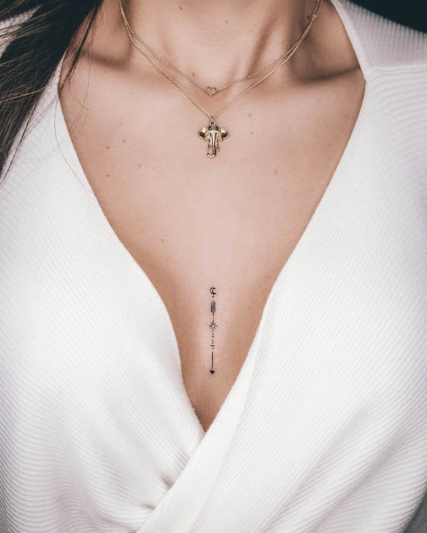 Tatuaggio con piccoli simboli sul petto di @edgomz