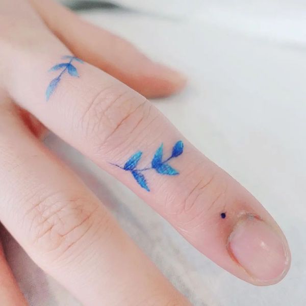 Tatuaggio delle dita con foglie blu di @morae_tattoo