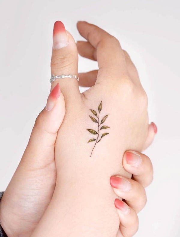 Piccolo tatuaggio botanico sulla mano di @oble_tattoo