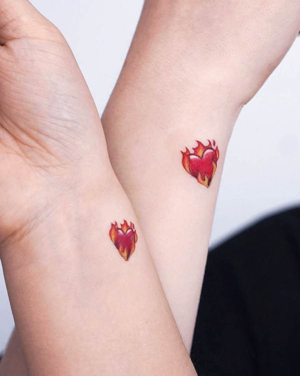 Tatuaggi di cuori ardenti abbinati di @stuffie.ink