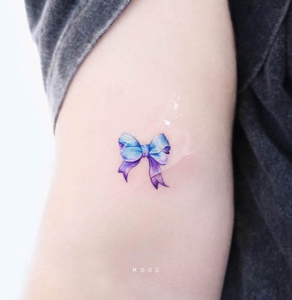 Simpatico tatuaggio a nastro sul braccio di @dettolphin
