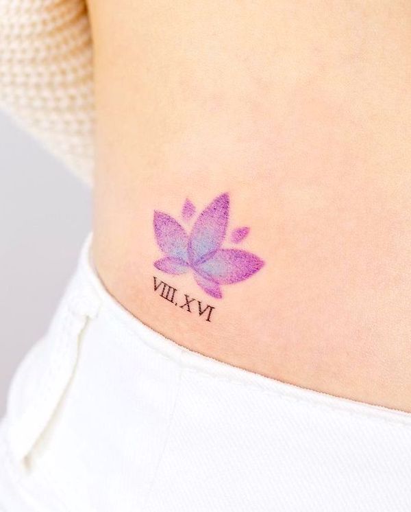 Piccolo e semplice tatuaggio di loto viola di @noul_tattoo- Tatuaggi di fiori di loto con significato