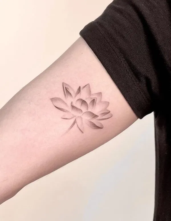 Gradient Lotus arm tattoo by @maro_ink - Tatuaggi con il fiore di loto con significato