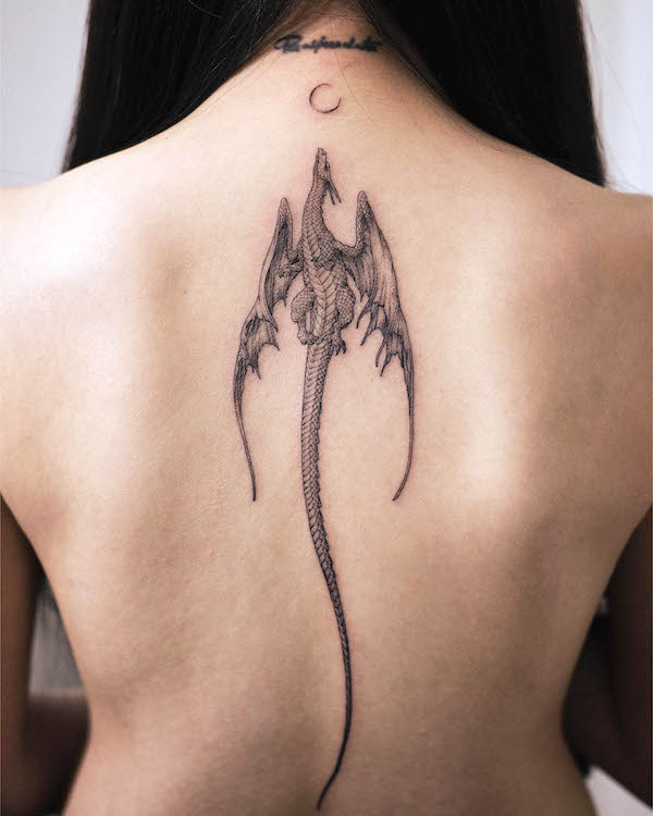 Tatuaggio del drago sulla schiena del tatuatore Intat