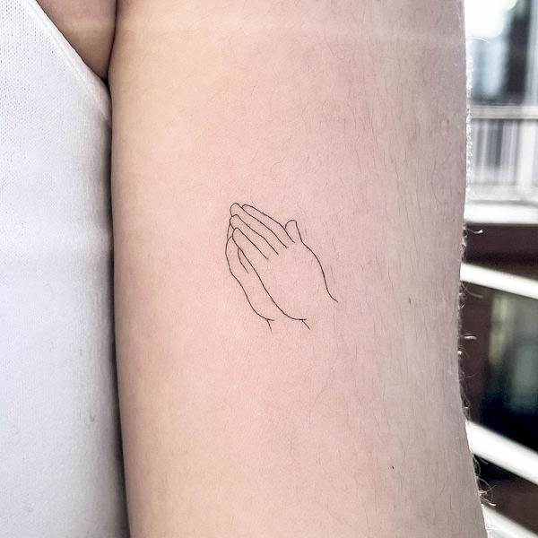 Tatuaggio a linee sottili di @sop_tattoo 8