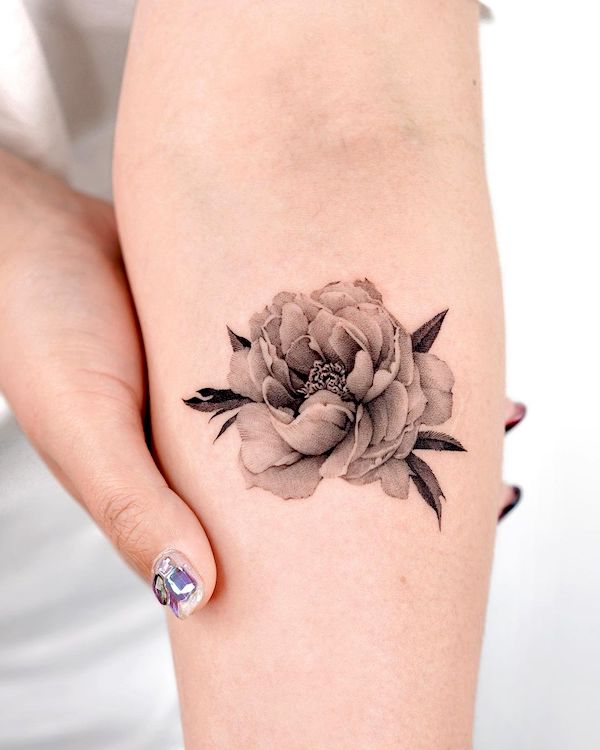 Tatuaggio di rosa nera di @choiyun_tattoo