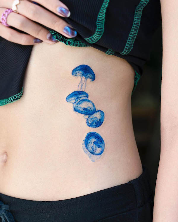 Tatuaggio di costolette di medusa di @pokhy_tattoo