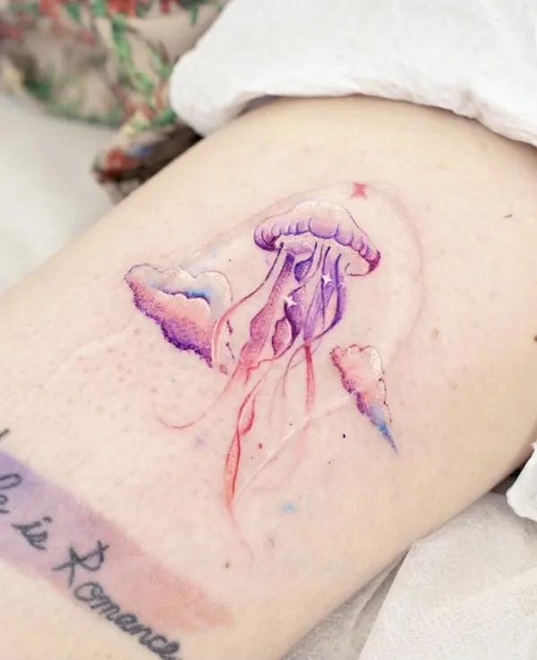 Bellissimo tatuaggio di medusa di @ovenlee.tattoo