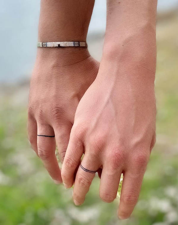 Tatuaggi di fedi nuziali a linea semplice di @joji.93